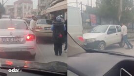 park halindeki araci eliyle kaldirip kenara cekti MzYmV8xs