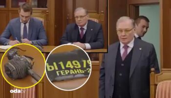 rus buyukelcisine sok protesto masasina drone parcalarini koydular Wr5DeSUn