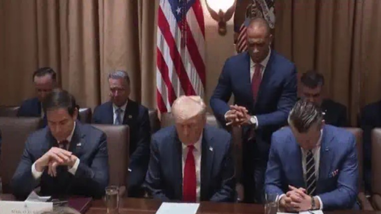 trump ilk kabine toplantisini dualarla acti 1 S4Qv7htV