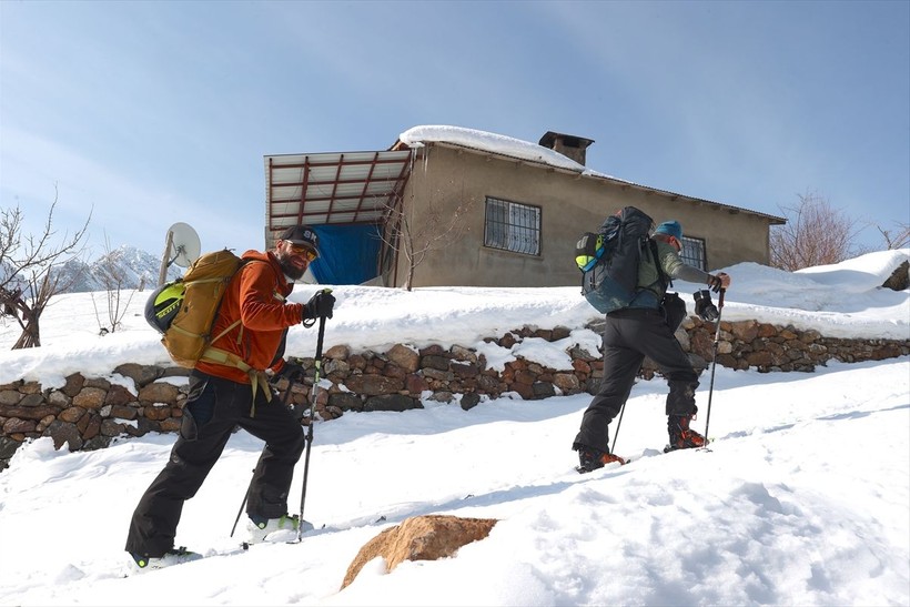 turkiyede guzel seyler de oluyor hakkari daglarinda turistler 0 Pfrs9jEn