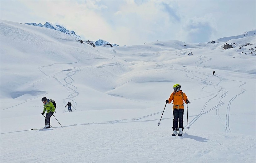 turkiyede guzel seyler de oluyor hakkari daglarinda turistler 1 8IYX8fIJ