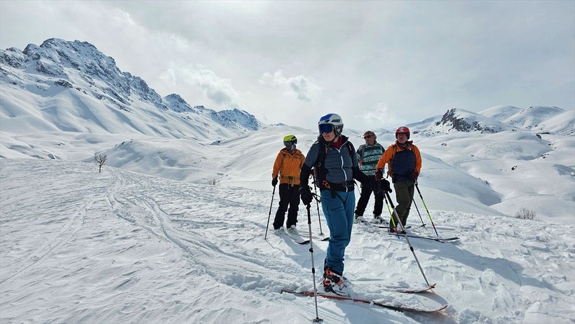 turkiyede guzel seyler de oluyor hakkari daglarinda turistler 4 vVdYdlIv