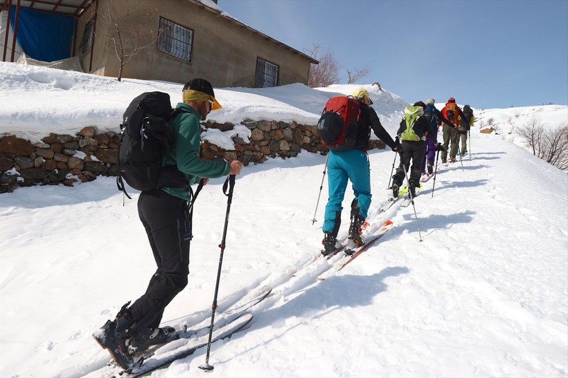 turkiyede guzel seyler de oluyor hakkari daglarinda turistler 6 rfLbOIMA