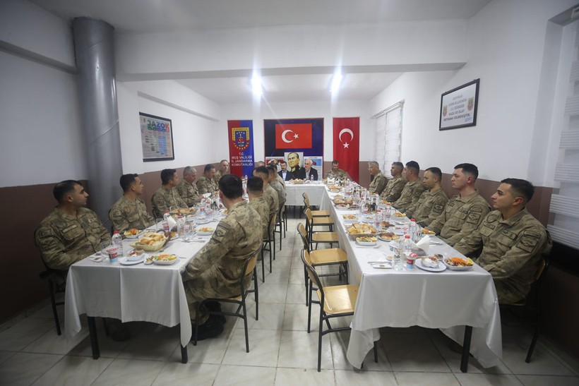 turkiyede iftar sofralari cumhurbaskani erdogan iftarda sehit aileleri ile bulustu 1 BmJJ3Xq6