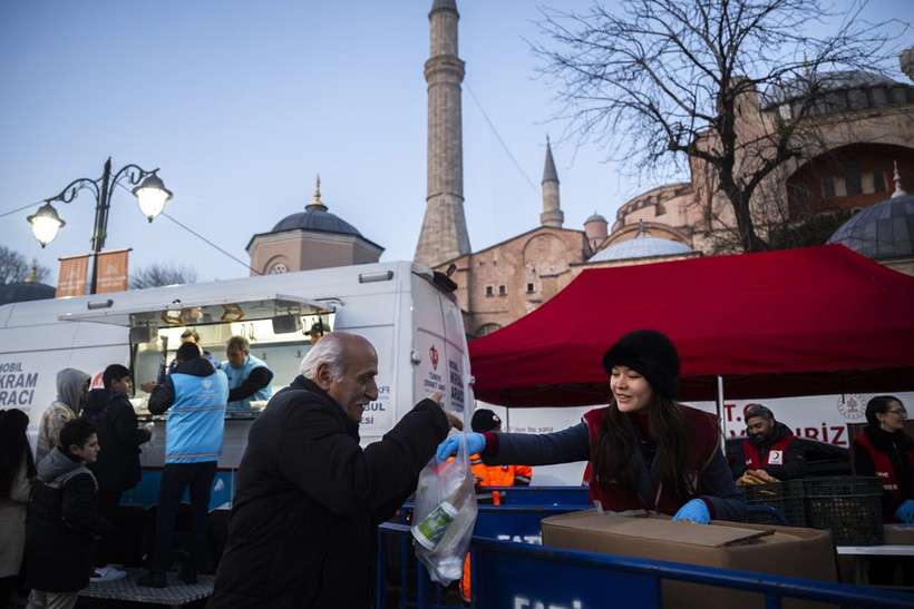 turkiyede iftar sofralari cumhurbaskani erdogan iftarda sehit aileleri ile bulustu 2 gn87byAS