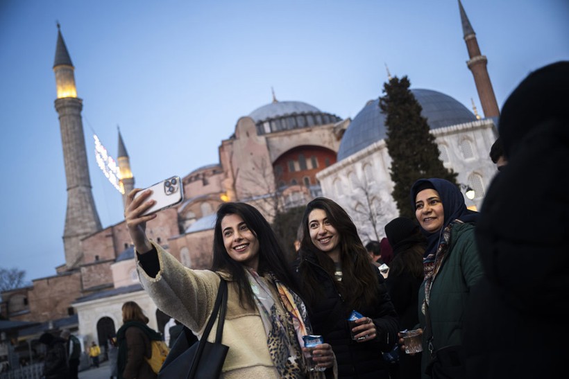 turkiyede iftar sofralari cumhurbaskani erdogan iftarda sehit aileleri ile bulustu 3 JWXCW94i