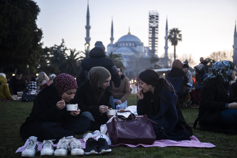 turkiyede iftar sofralari cumhurbaskani erdogan iftarda sehit aileleri ile bulustu 4 ksnrSTvm