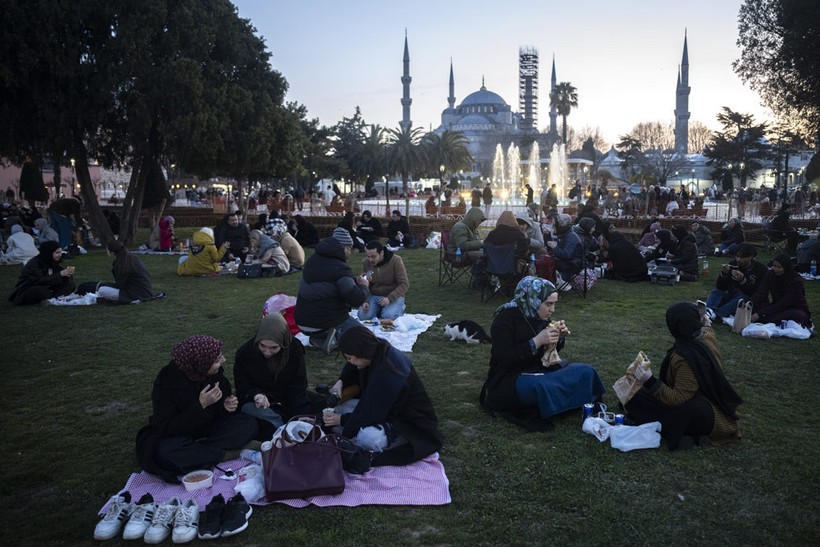 turkiyede iftar sofralari cumhurbaskani erdogan iftarda sehit aileleri ile bulustu 5 UTjKZayn