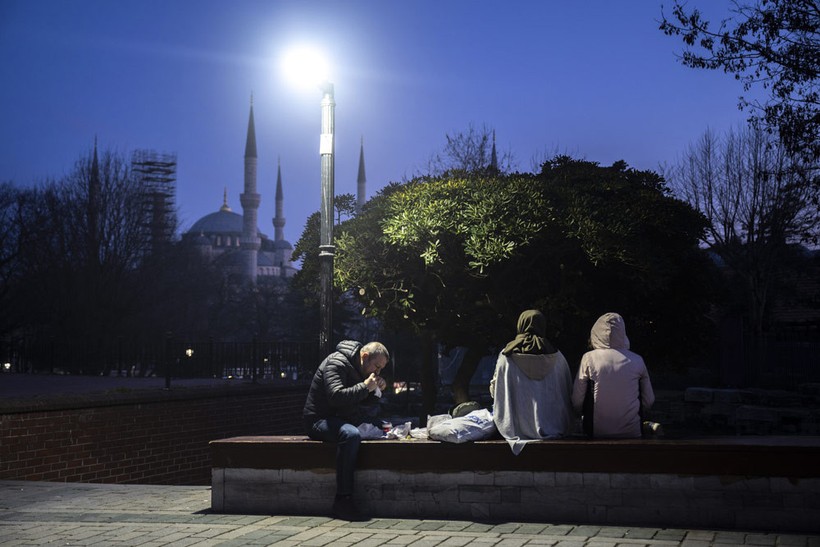turkiyede iftar sofralari cumhurbaskani erdogan iftarda sehit aileleri ile bulustu 6 6ny9aUMs