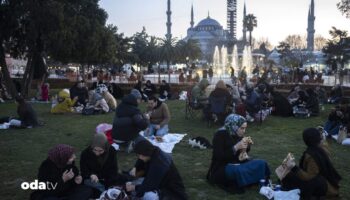 turkiyede iftar sofralari cumhurbaskani erdogan iftarda sehit aileleri ile bulustu yh1ZR9tr