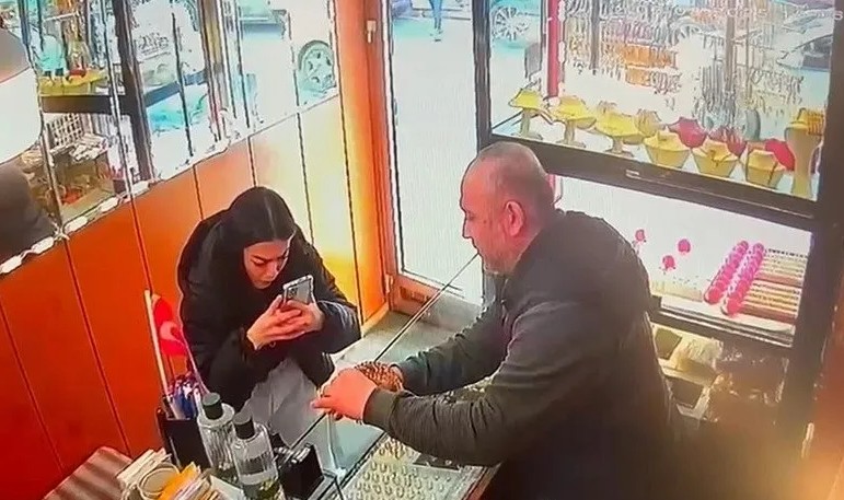 altin taci kapip kacti ifadesi pes dedirtti sevgilim alamayinca caldim 0 NClPW1Bi