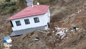 artvinde heyelan 50 metre suruklendi lN7iSr6c