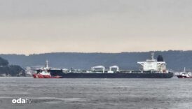 canakkale bogazinda arizalanan tanker guvenli bolgeye demirletildi nt3hv91q