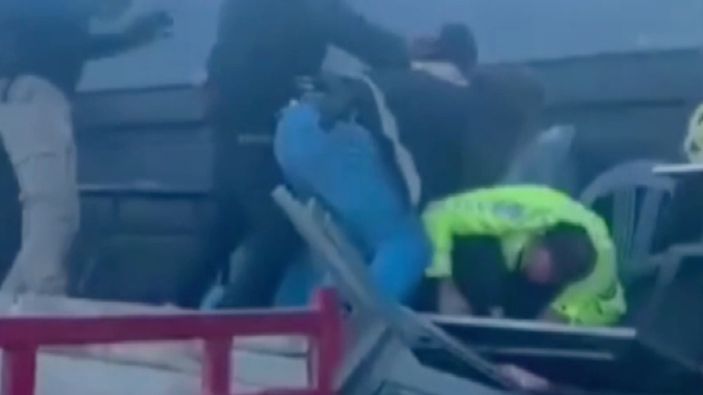 deve guresinde polise tekme atan oc gozaltina alindi 1 Lkd6wwKQ