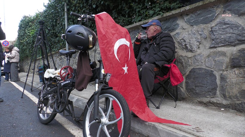 emekliden ekrem imamoglunun evi onunde nobet oyumun pesindeyim 0 q2LGDlFe