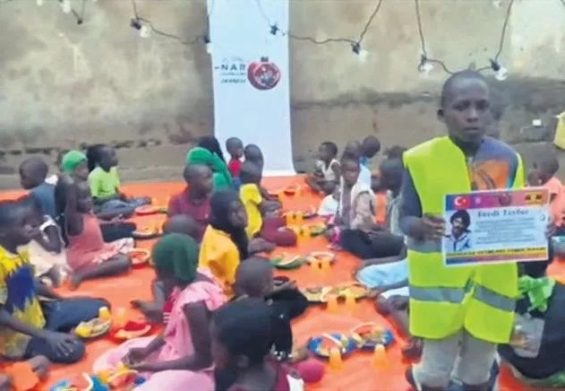 ferdi tayfur hayrina ugandada iftar 2 GHaylESK