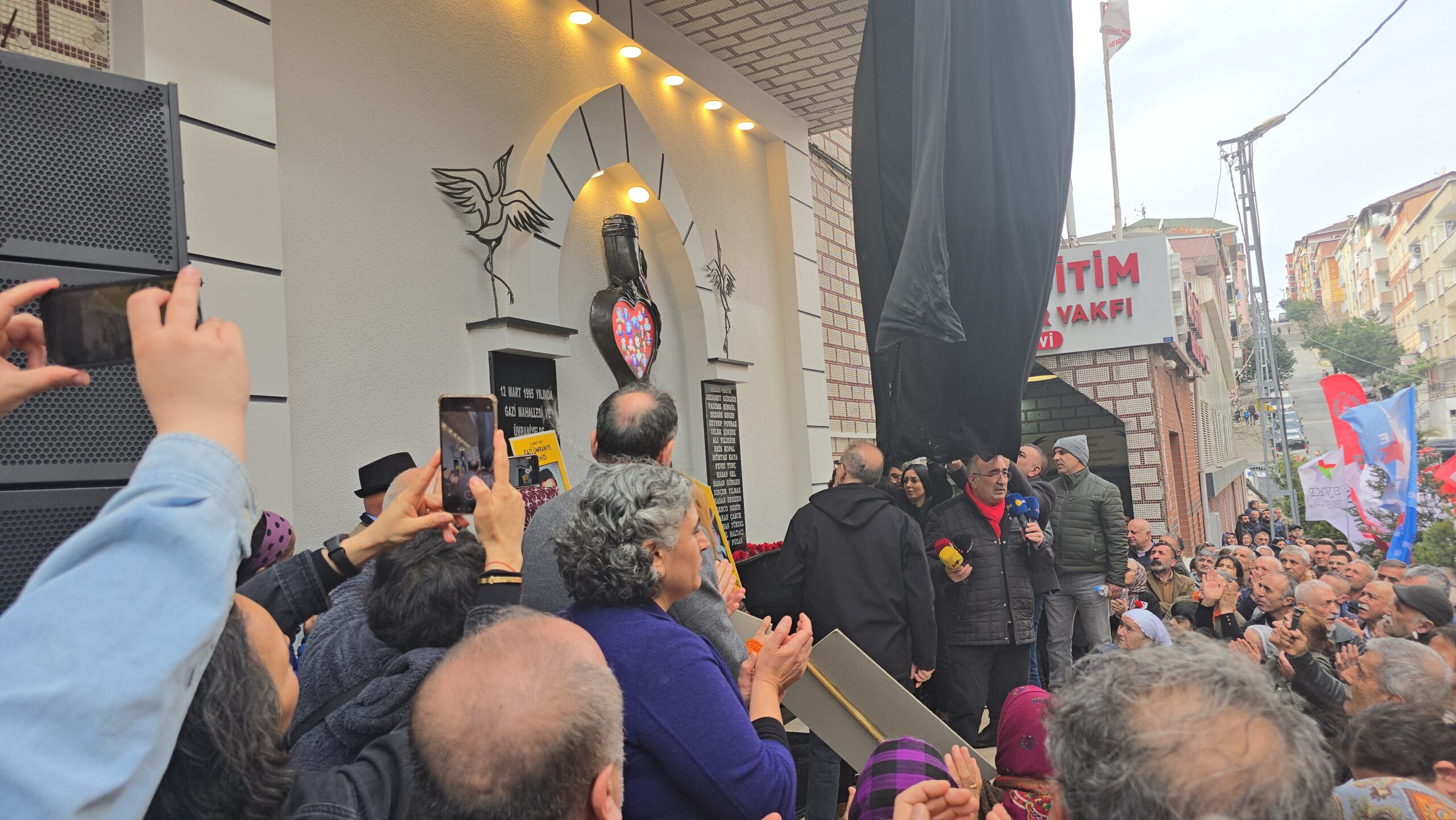 gazi mahallesi olaylarinin 30 yili cemevinde gulbankli acilis 1 nbPw6Igj