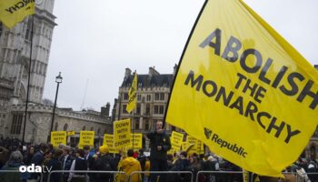 ingilterede monarsi karsitlari ayaklandi eJAMzvVs