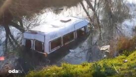iscileri tasiyan minibus dereye devrildi 8 yarali tK8MXqcL