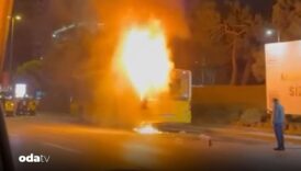 istanbulda seyir halindeyken yanan otobus kule dondu sr2KcIPD