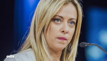 italyada meloninin maketini yaktilar 8IInVfyQ