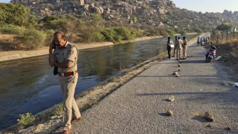 karnatakada dehset once turistleri itip sonra tecavuz ettiler 0 UL5aj8Tr