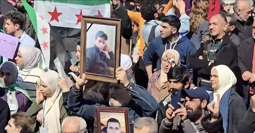 suriyede olaylar yatisiyor icisleri bakani lazkiyede bakan alevileri dinledi mahalledeki silahlar orduya teslim edildi Q58MV7wl