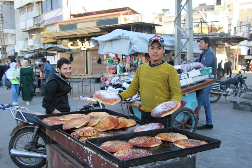 suriyede olaylar yatisiyor icisleri bakani lazkiyede bakan alevileri dinledi mahalledeki silahlar orduya teslim edildi RY5sUPCd
