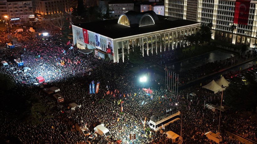 unlu oyuncudan protesto cikisi ataturkun genclige hitabesiyle yanitladi 1 YEqjuPOw