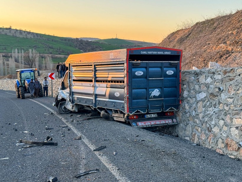 usakta feci kaza otomobil ve kamyonet carpisti iki olu 1 dBNDT24t