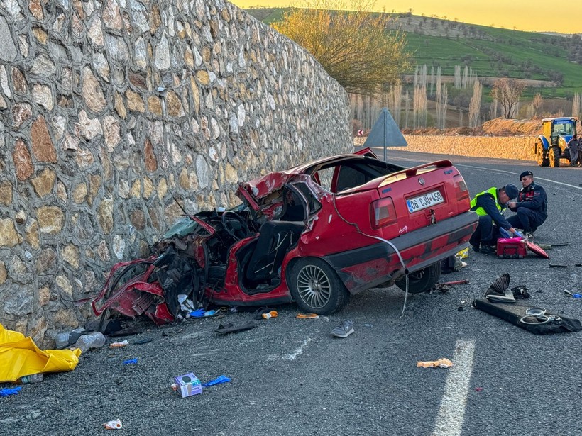 usakta feci kaza otomobil ve kamyonet carpisti iki olu 2 61nwyNAi